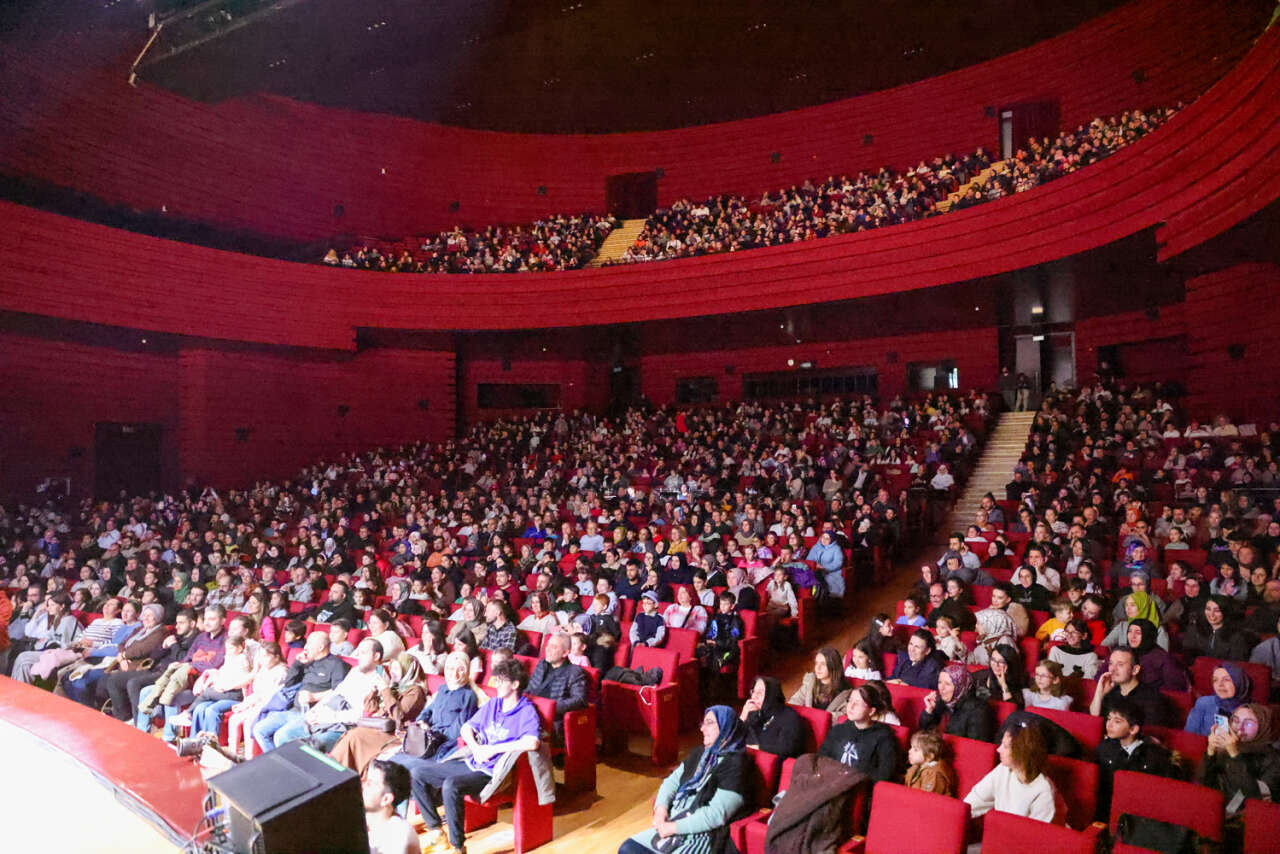 Konya’da eğlence dolu tiyatro gösterisi 10